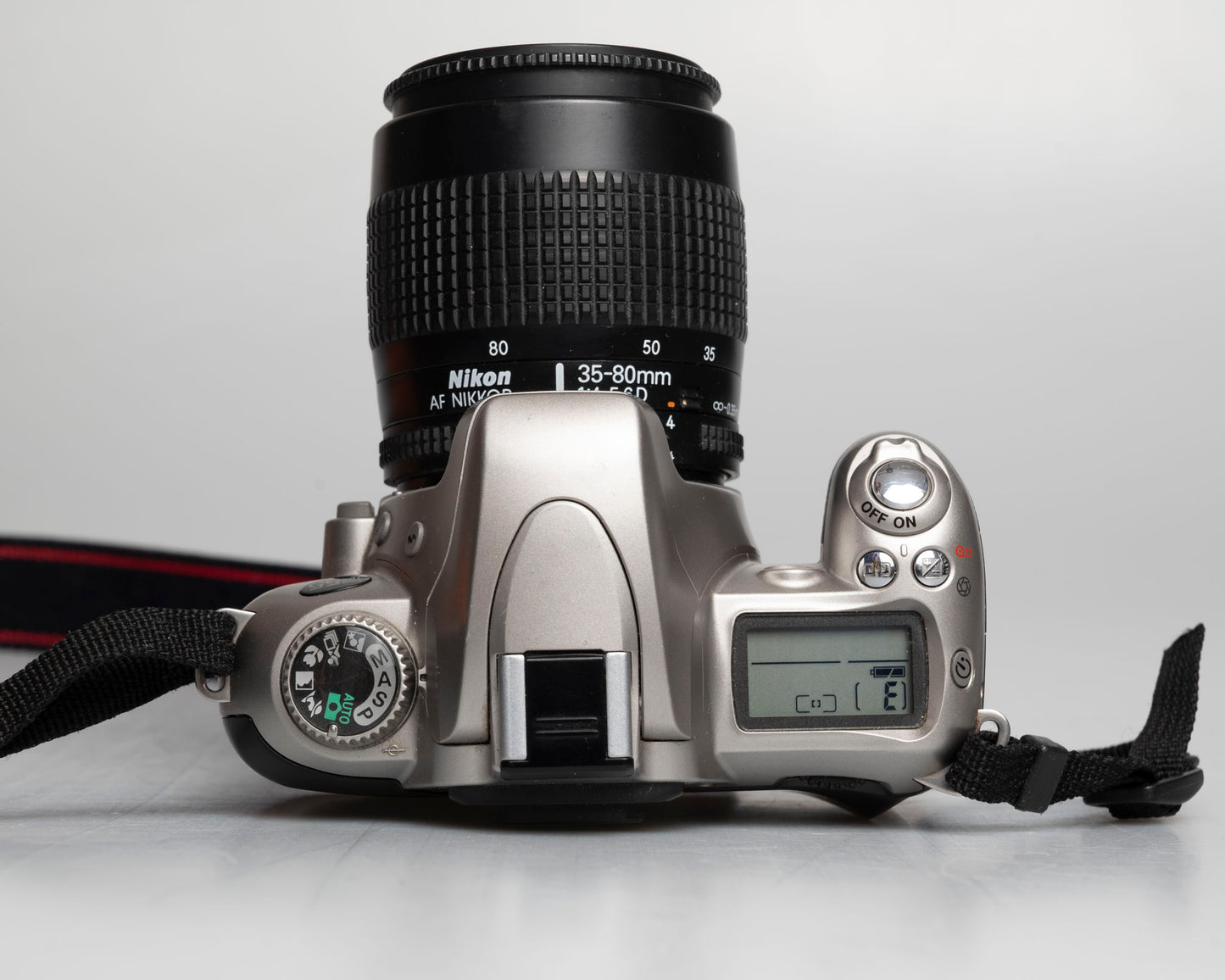 Reflex numérique Nikon F55 35mm avec objectif AF Nikkor 35-80mm (numéro de série 2269252)