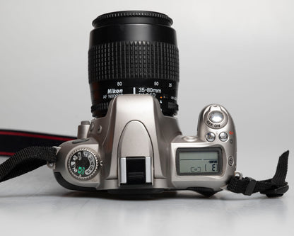 Reflex numérique Nikon F55 35mm avec objectif AF Nikkor 35-80mm (numéro de série 2269252)
