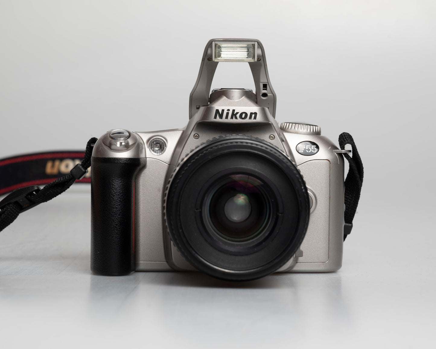 Reflex numérique Nikon F55 35mm avec objectif AF Nikkor 35-80mm (numéro de série 2269252)