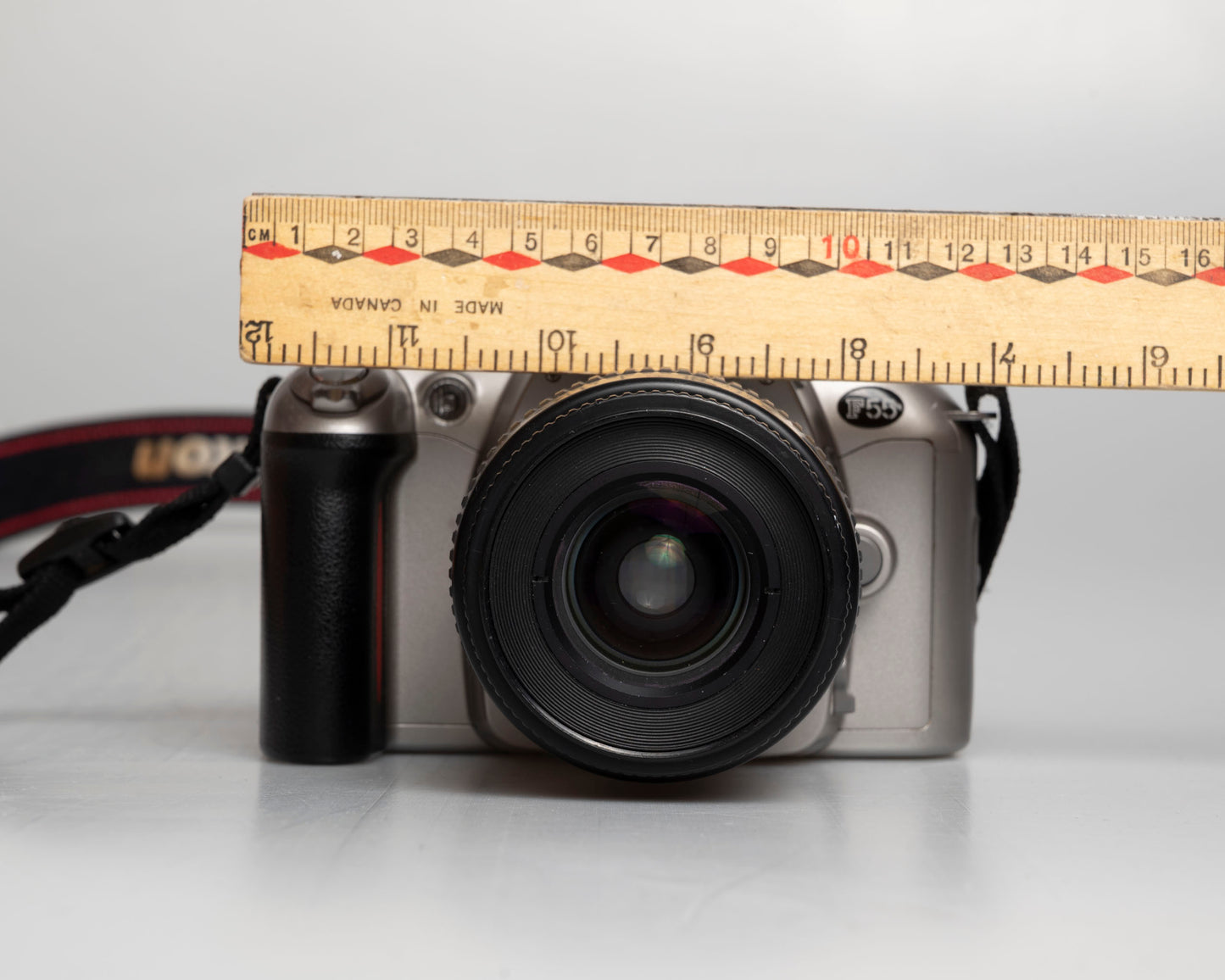 Reflex numérique Nikon F55 35mm avec objectif AF Nikkor 35-80mm (numéro de série 2269252)