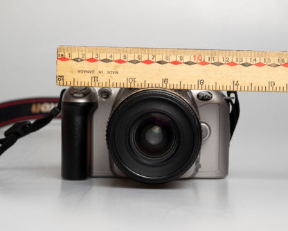 Reflex numérique Nikon F55 35mm avec objectif AF Nikkor 35-80mm (numéro de série 2269252)