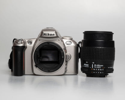 Reflex numérique Nikon F55 35mm avec objectif AF Nikkor 35-80mm (numéro de série 2269252)