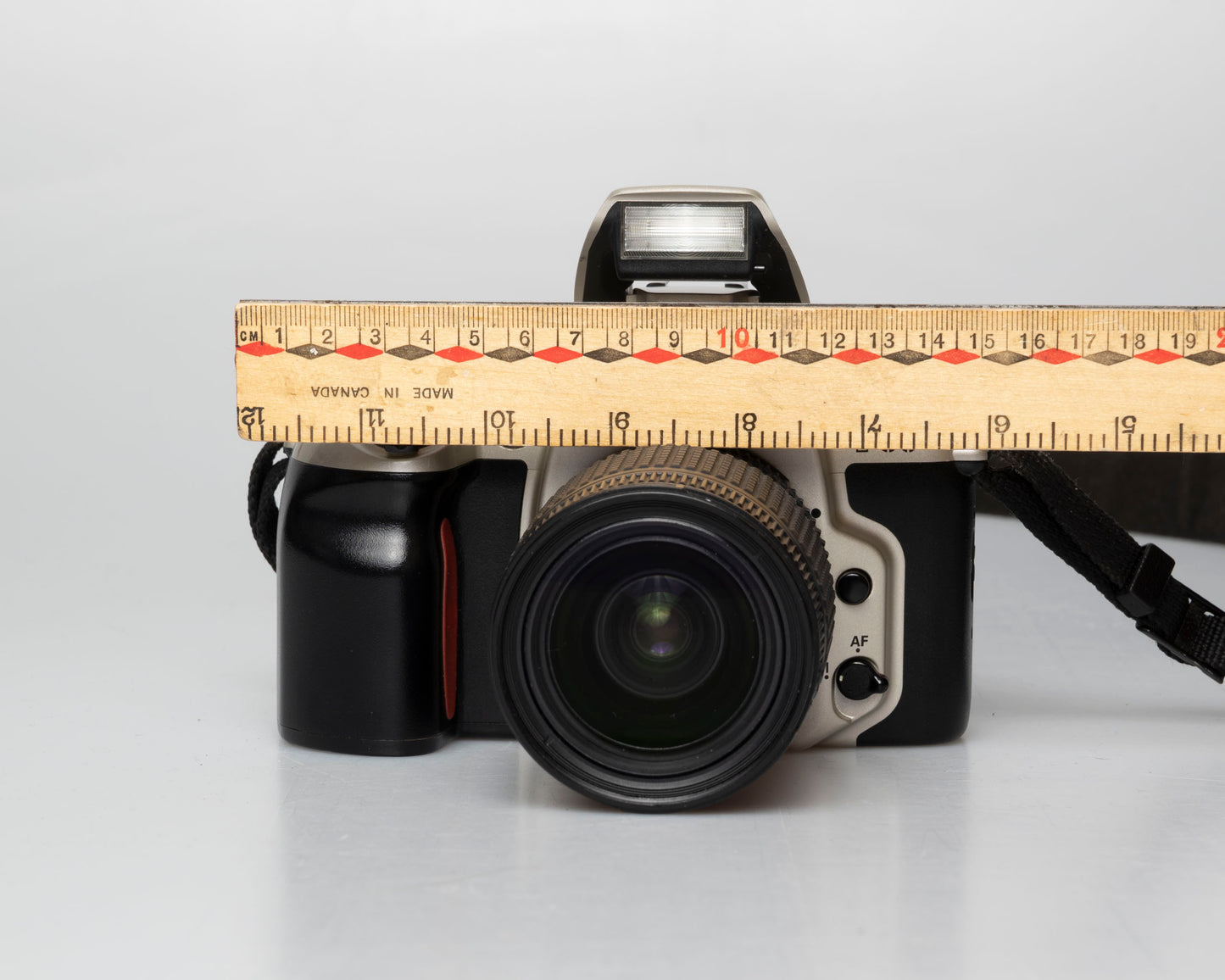 Nikon F60 reflex 35mm avec objectif AF Nikkor 28-80mm + manuel (numéro de série 2417905)