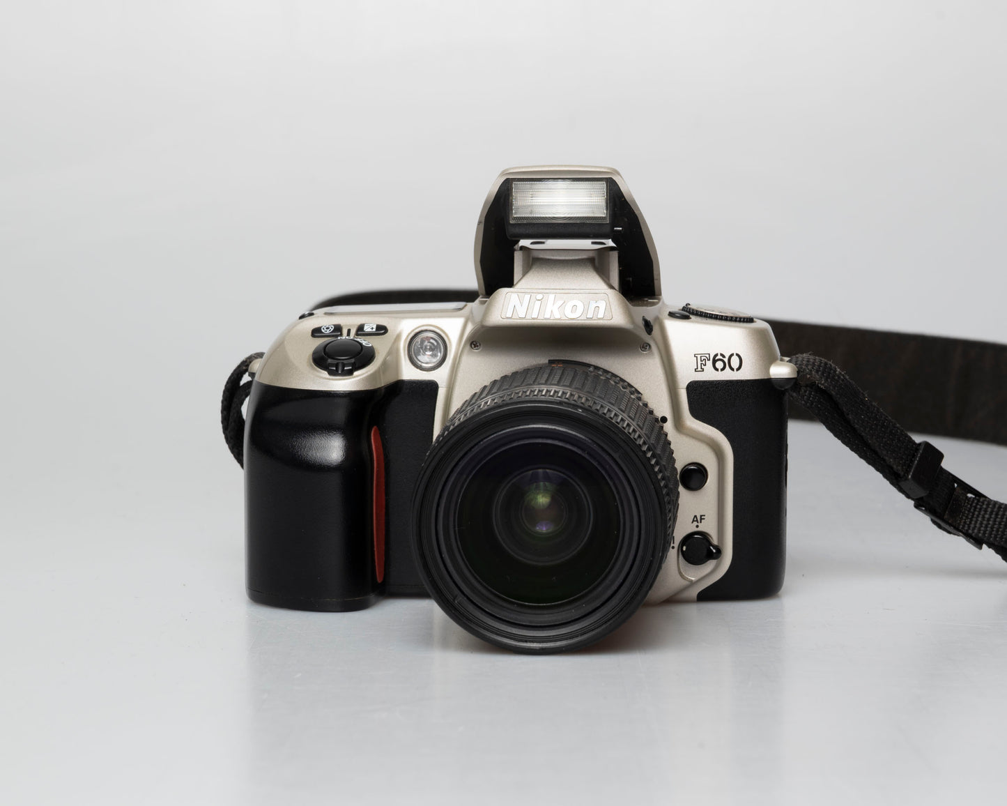 Nikon F60 reflex 35mm avec objectif AF Nikkor 28-80mm + manuel (numéro de série 2417905)