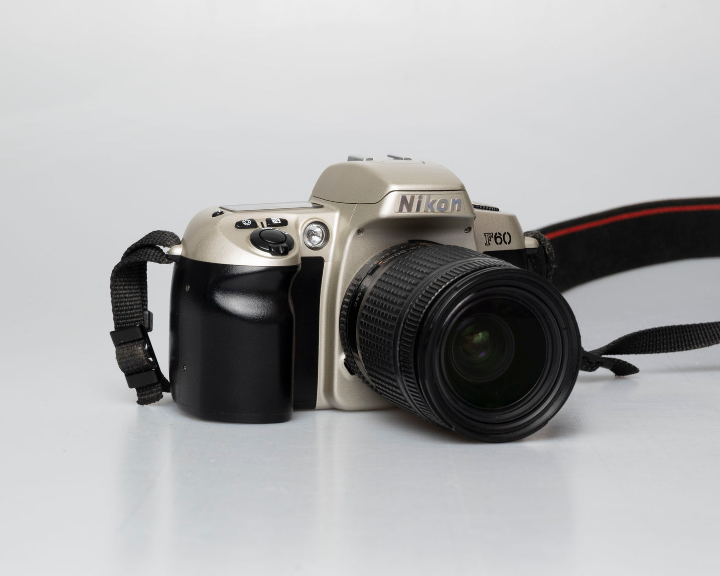 Nikon F60 reflex 35mm avec objectif AF Nikkor 28-80mm + manuel (numéro de série 2417905)
