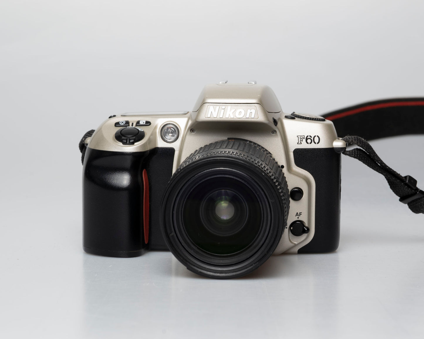 Nikon F60 reflex 35mm avec objectif AF Nikkor 28-80mm + manuel (numéro de série 2417905)