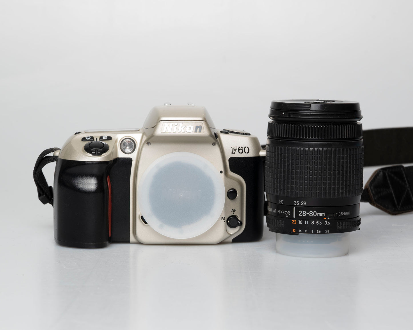 Nikon F60 reflex 35mm avec objectif AF Nikkor 28-80mm + manuel (numéro de série 2417905)