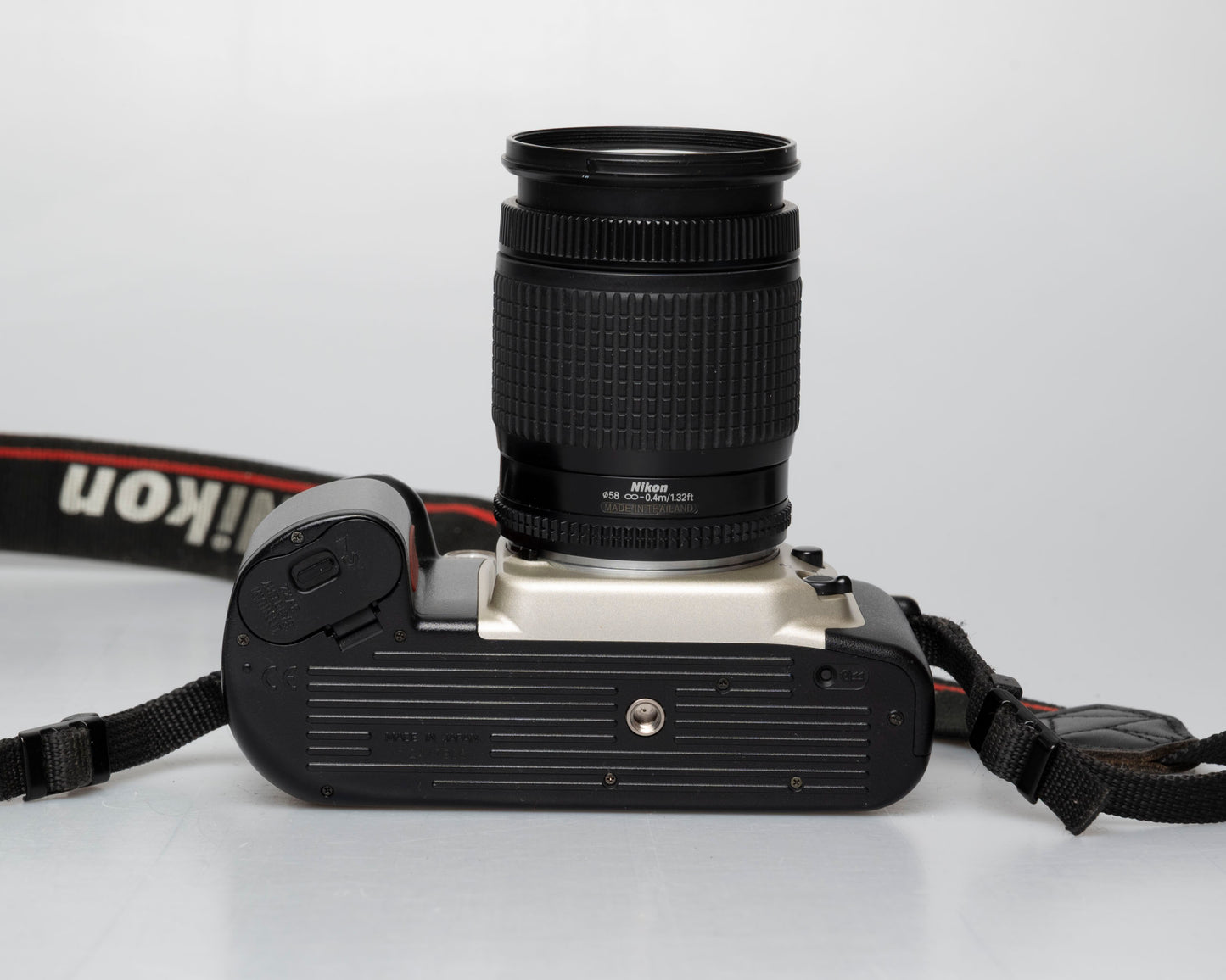 Nikon F60 reflex 35mm avec objectif AF Nikkor 28-80mm + manuel (numéro de série 2417905)