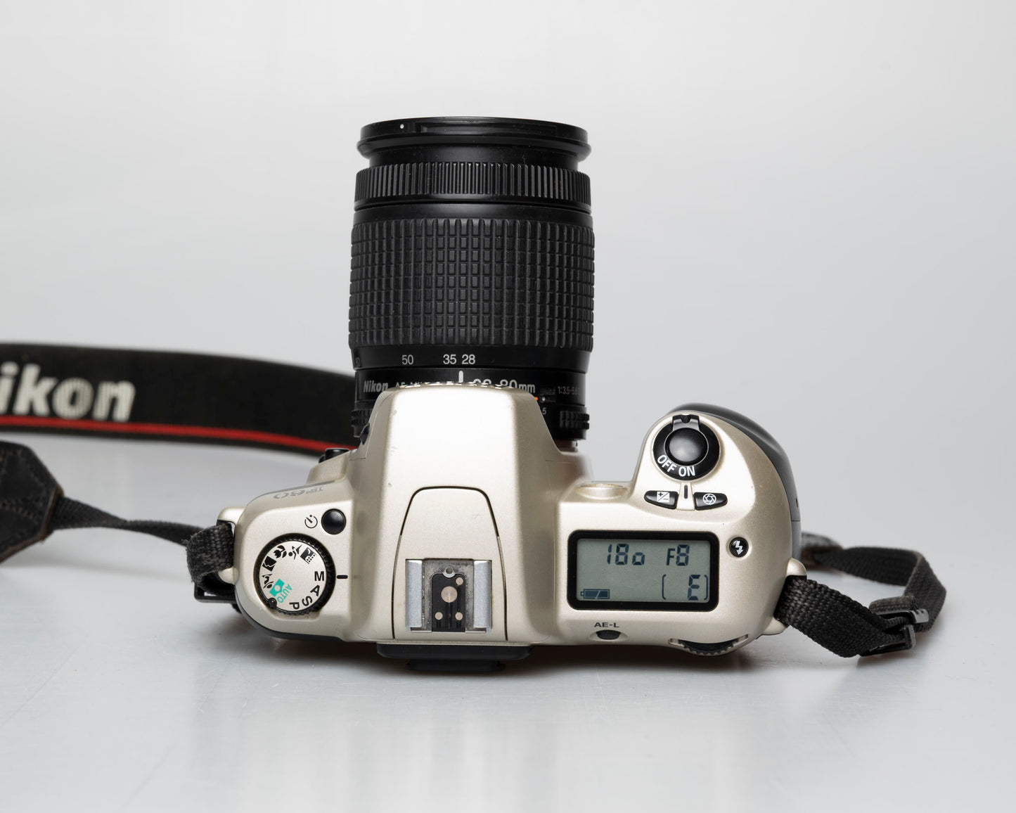 Nikon F60 reflex 35mm avec objectif AF Nikkor 28-80mm + manuel (numéro de série 2417905)
