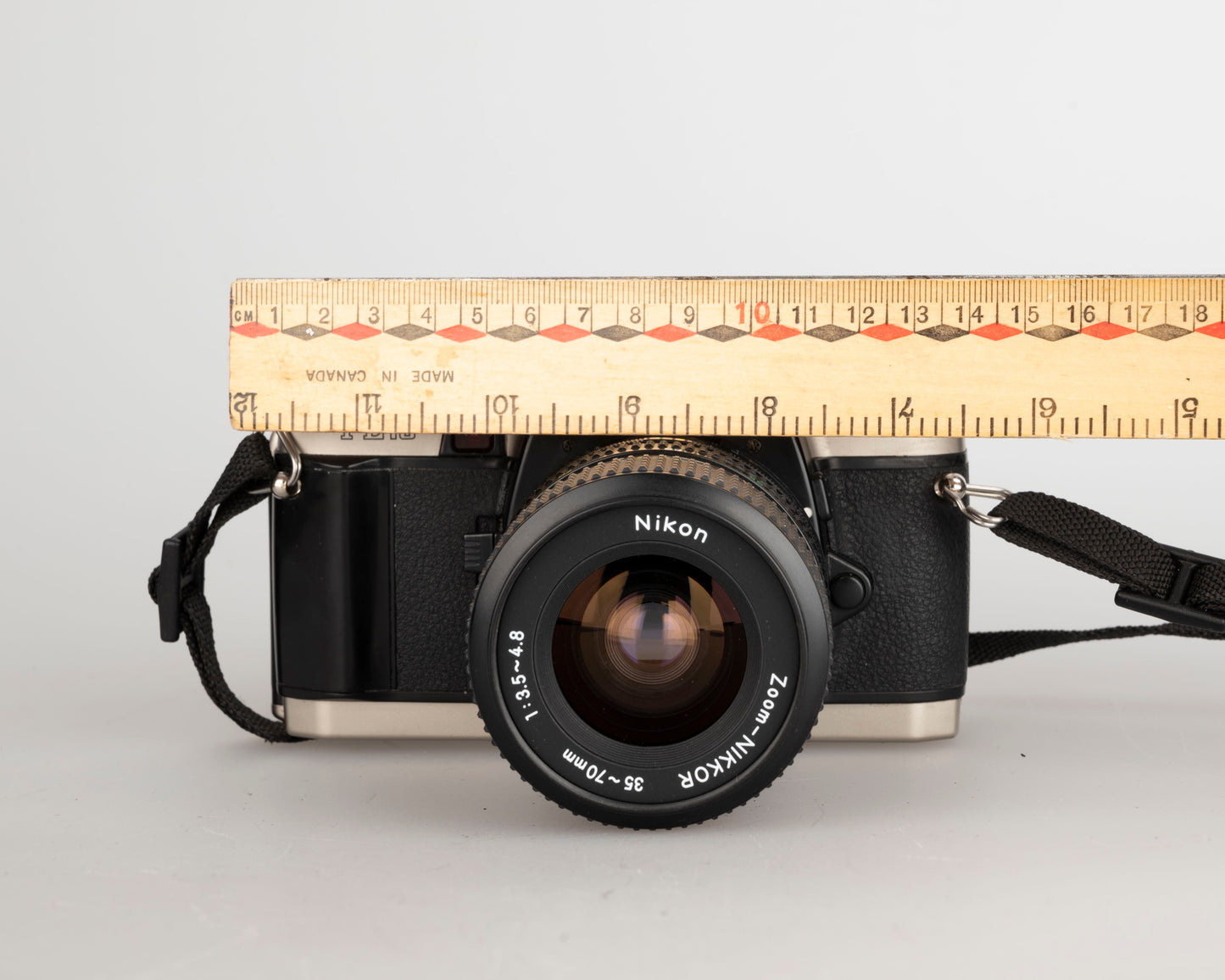 Appareil photo reflex Nikon FE10 35 mm avec objectif Zoom-Nikkor 35-70 mm + étui toujours prêt (série 2001252)