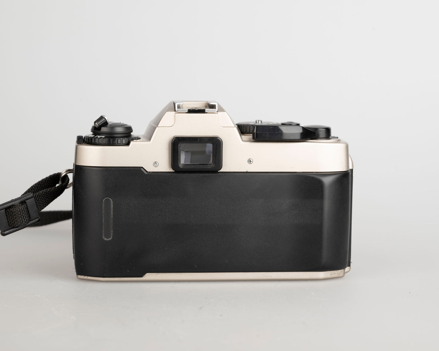Appareil photo reflex Nikon FE10 35 mm avec objectif Zoom-Nikkor 35-70 mm + étui toujours prêt (série 2001252)
