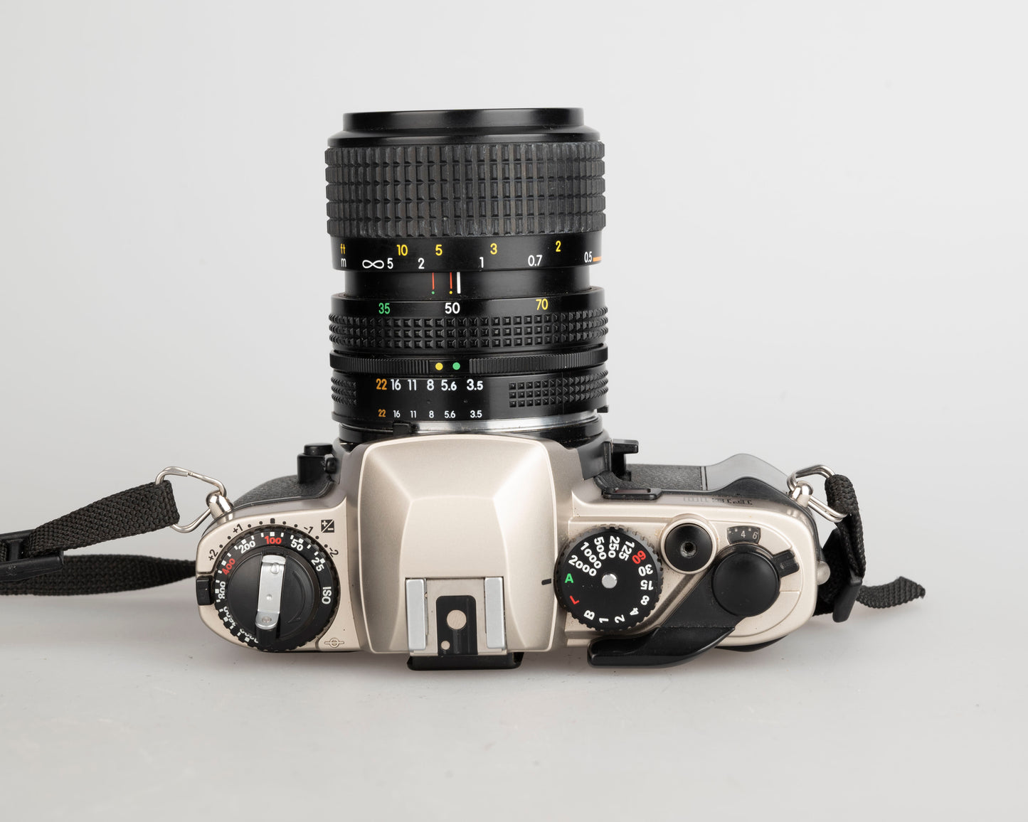 Appareil photo reflex Nikon FE10 35 mm avec objectif Zoom-Nikkor 35-70 mm + étui toujours prêt (série 2001252)