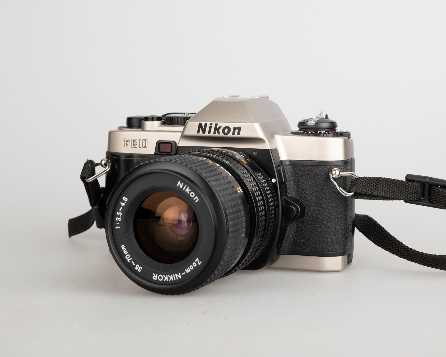 Appareil photo reflex Nikon FE10 35 mm avec objectif Zoom-Nikkor 35-70 mm + étui toujours prêt (série 2001252)