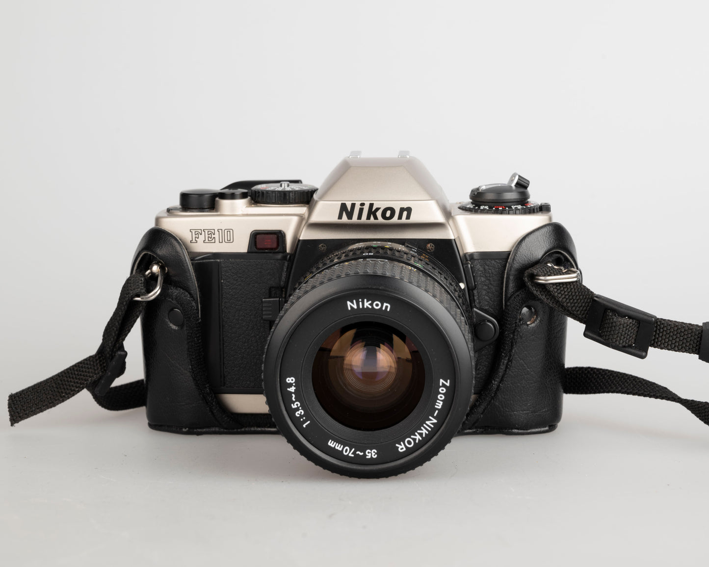 Appareil photo reflex Nikon FE10 35 mm avec objectif Zoom-Nikkor 35-70 mm + étui toujours prêt (série 2001252)