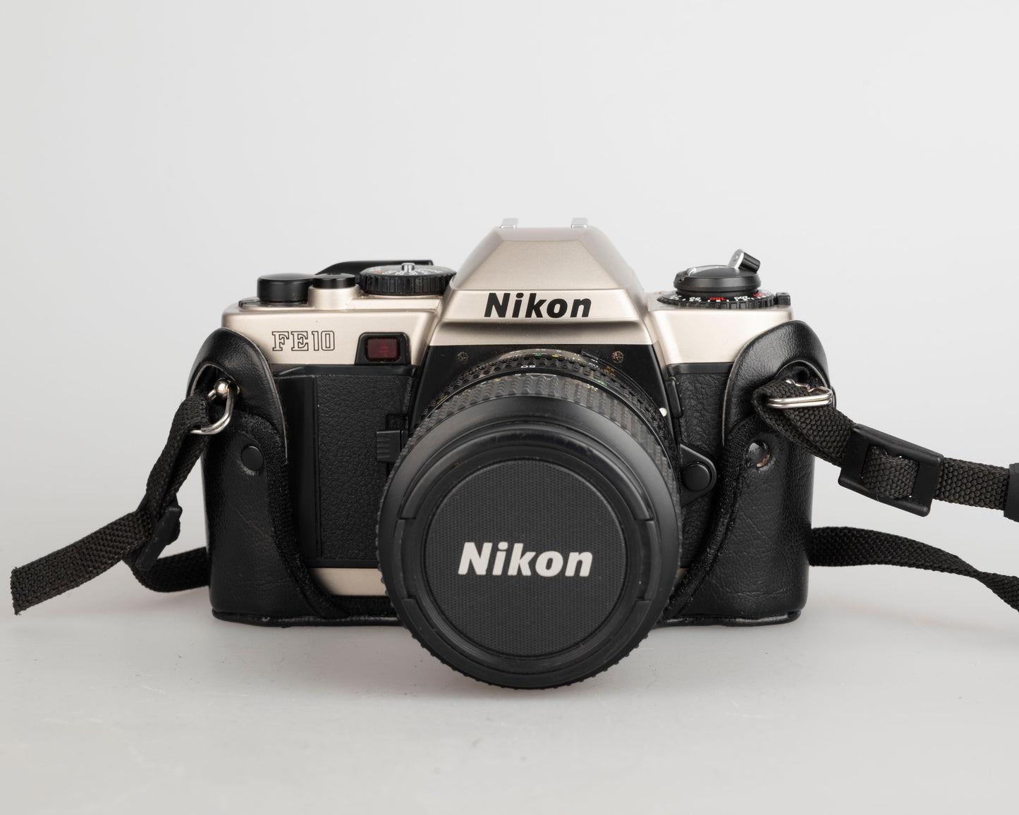 Appareil photo reflex Nikon FE10 35 mm avec objectif Zoom-Nikkor 35-70 mm + étui toujours prêt (série 2001252)