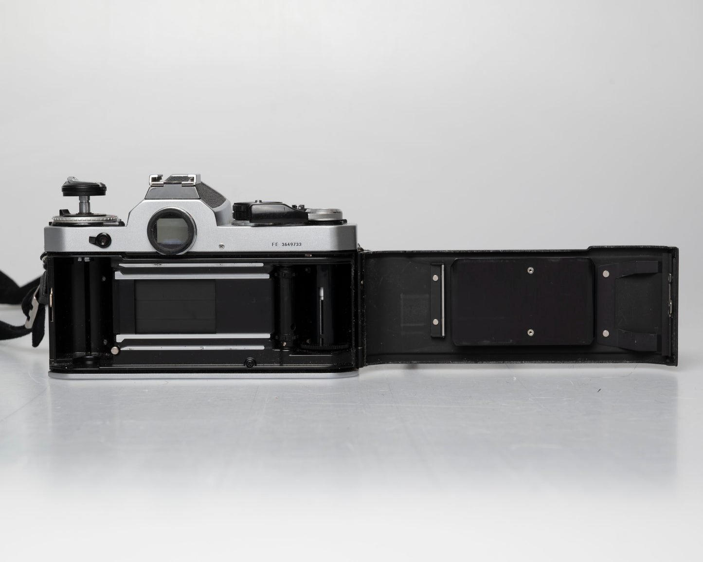 Appareil photo reflex 35mm Nikon FE avec objectif 50mm f1.8 (numéro de série 3649733) | film🎞testé