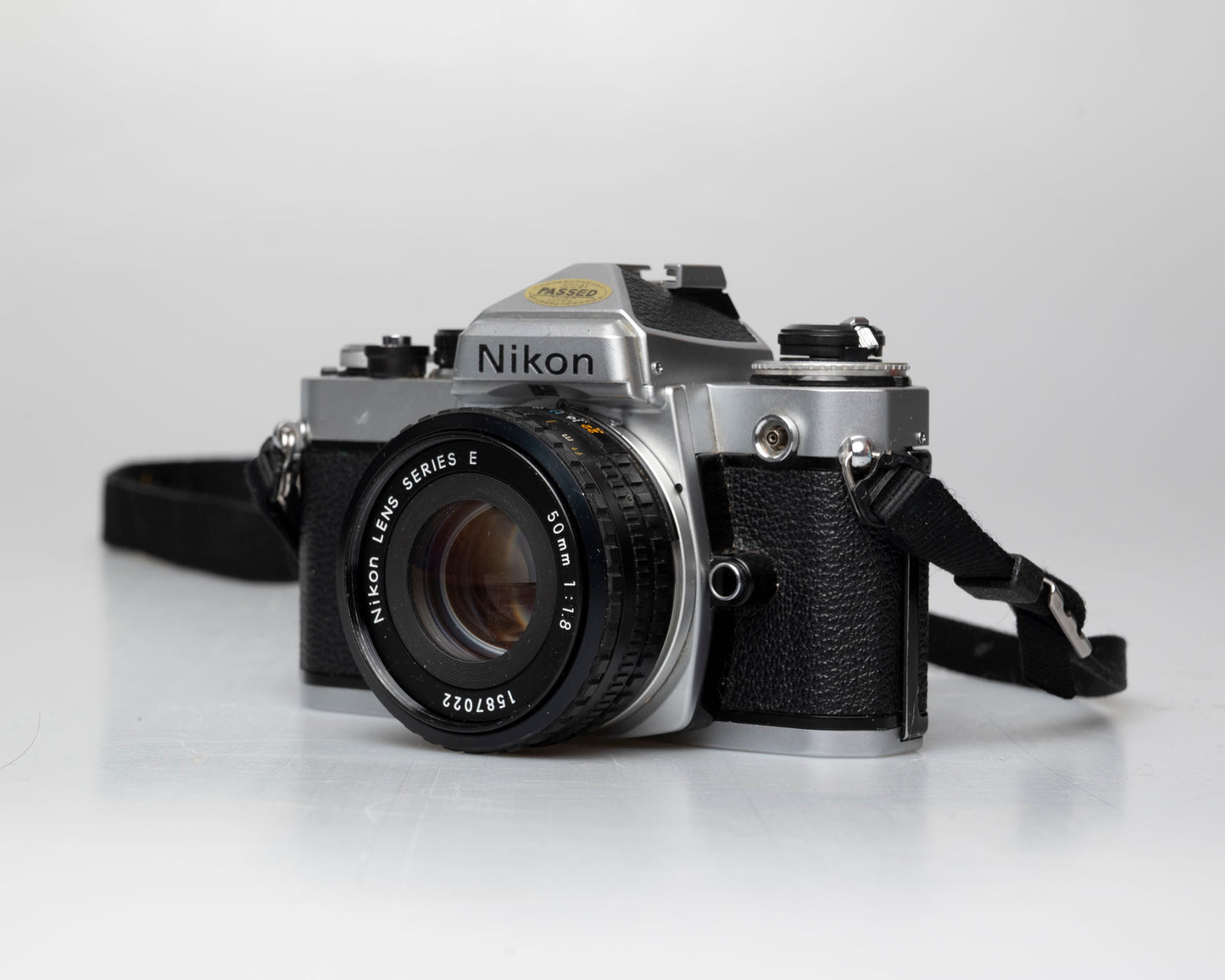 Appareil photo reflex 35mm Nikon FE avec objectif 50mm f1.8 (numéro de série 3649733) | film🎞testé