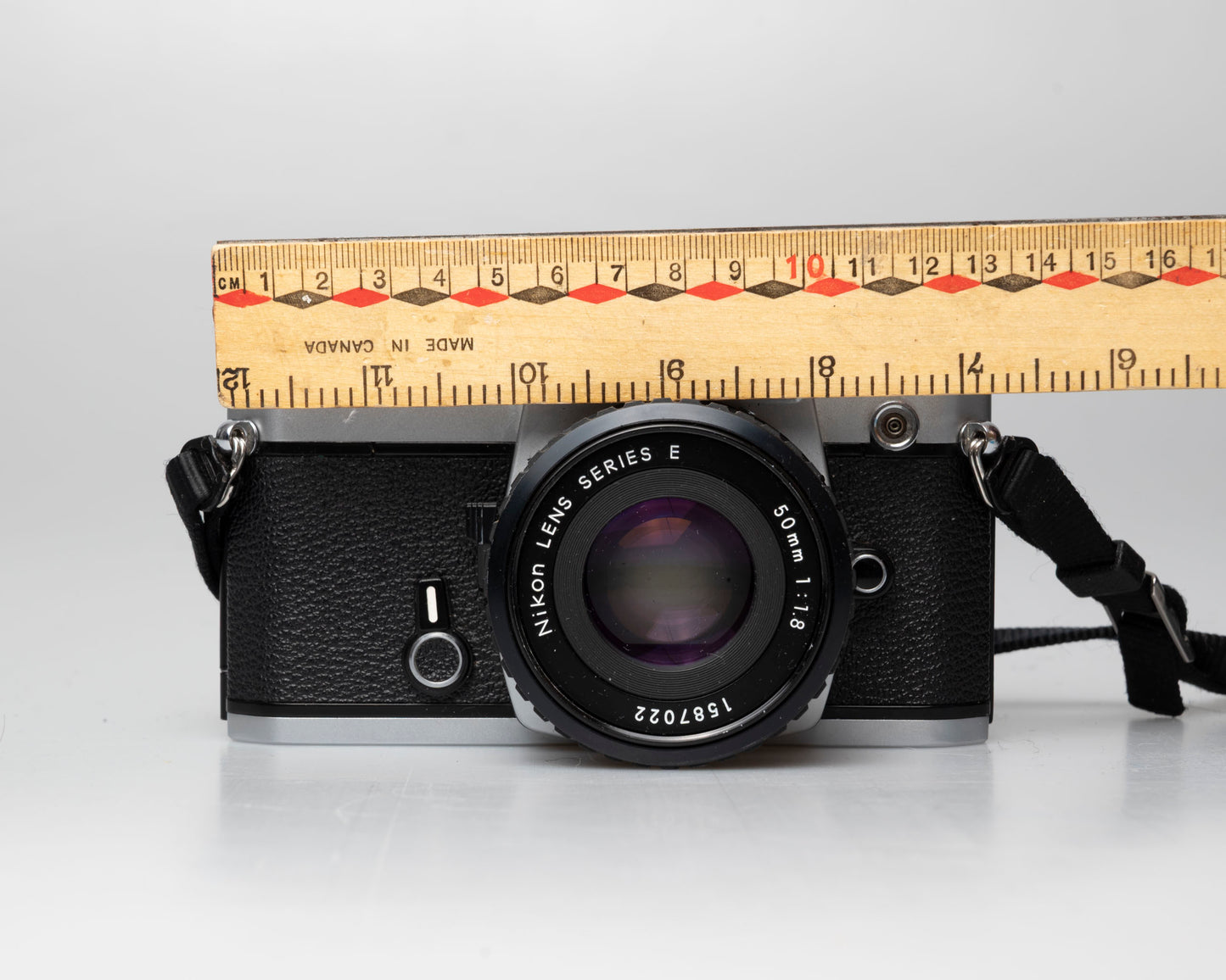 Appareil photo reflex 35mm Nikon FE avec objectif 50mm f1.8 (numéro de série 3649733) | film🎞testé