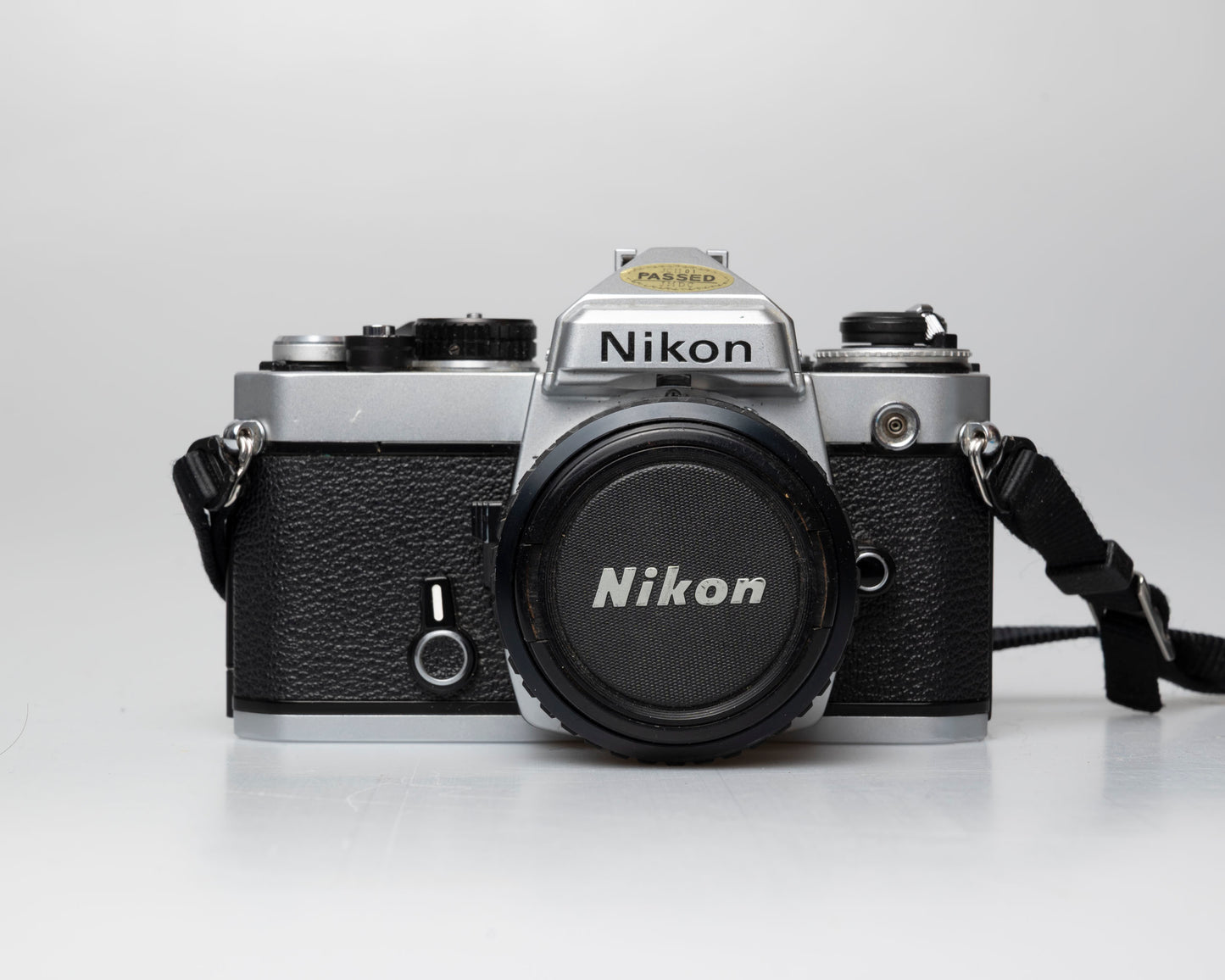 Appareil photo reflex 35mm Nikon FE avec objectif 50mm f1.8 (numéro de série 3649733) | film🎞testé