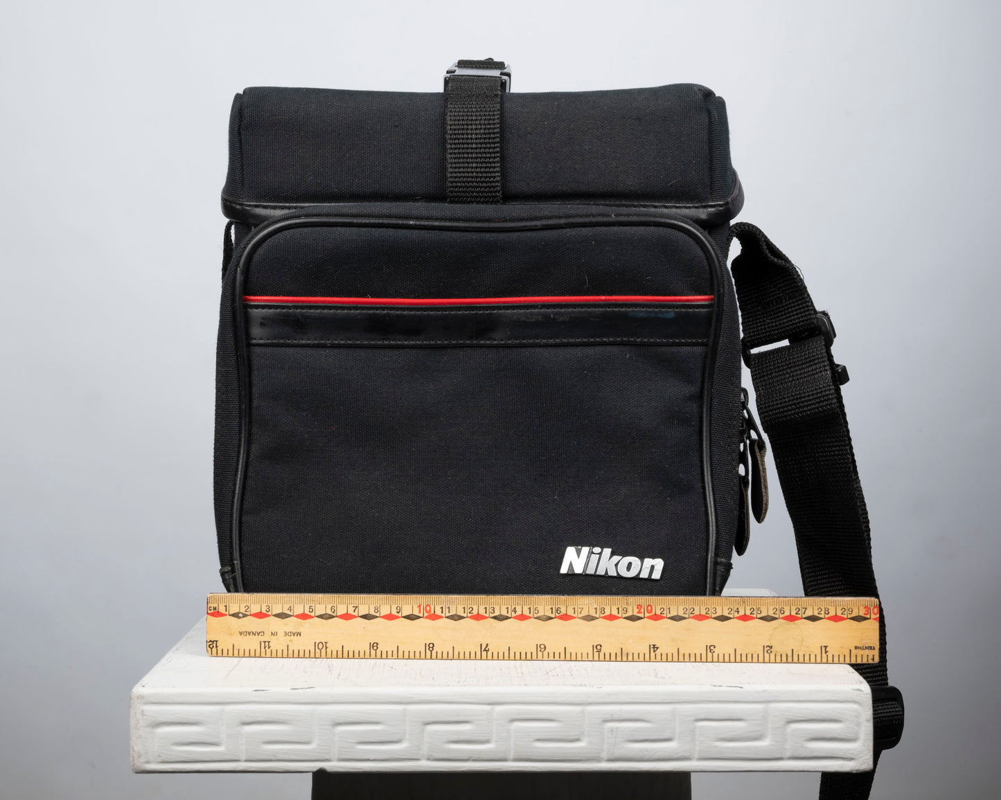Sac pour appareil photo Nikon noir de taille moyenne avec bordure rouge