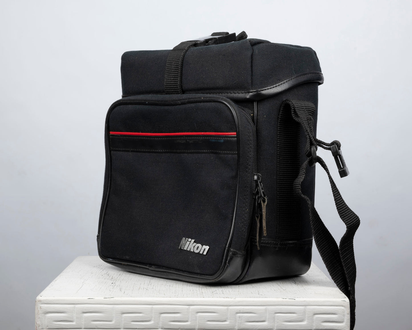 Sac pour appareil photo Nikon noir de taille moyenne avec bordure rouge