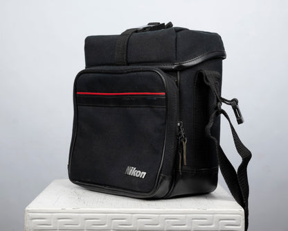 Sac pour appareil photo Nikon noir de taille moyenne avec bordure rouge