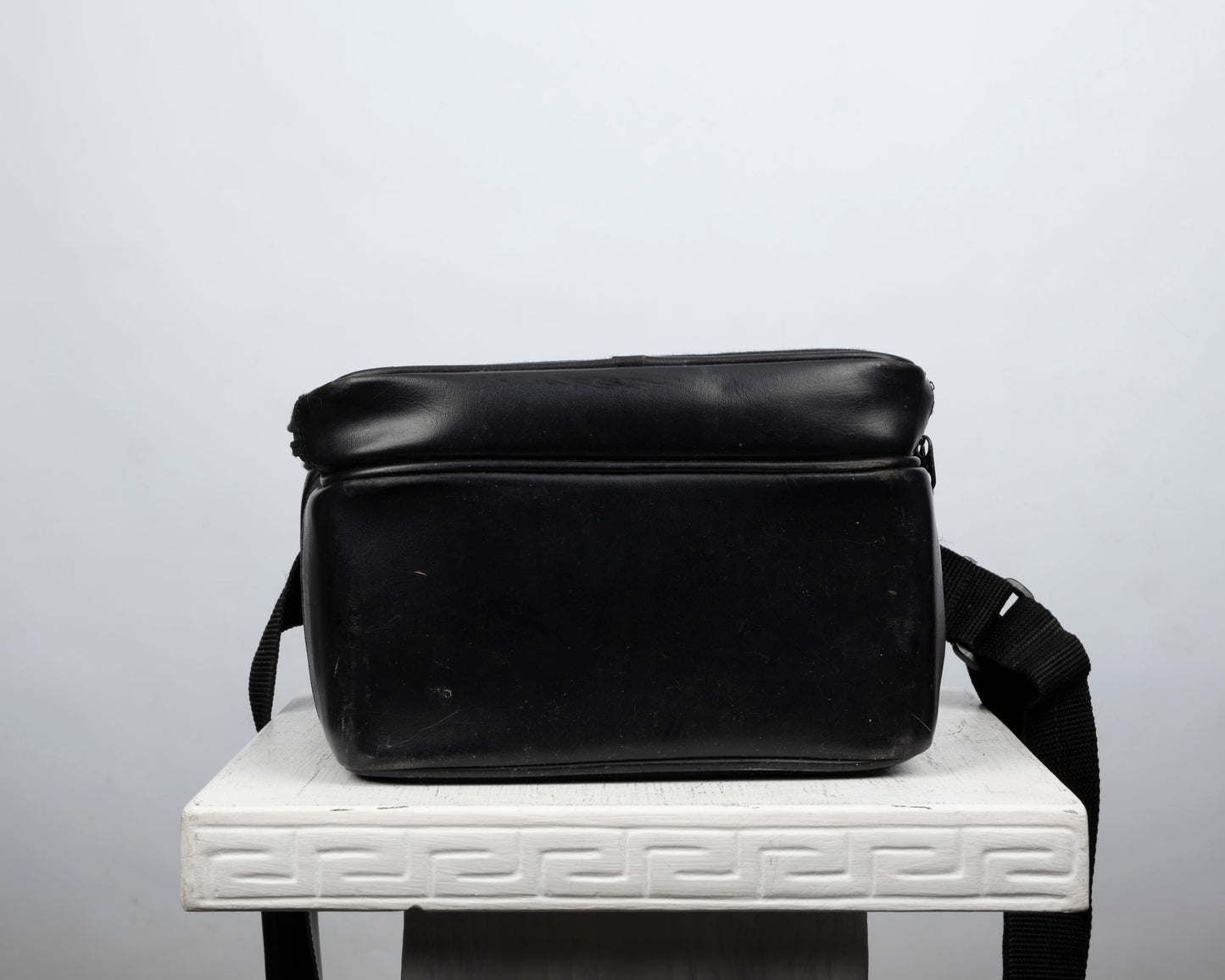 Sac pour appareil photo Nikon noir de taille moyenne avec bordure rouge