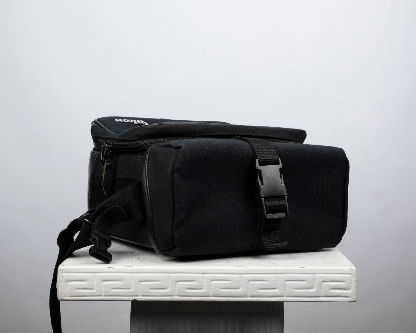 Sac pour appareil photo Nikon noir de taille moyenne avec bordure rouge