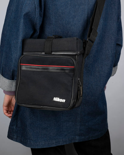 Sac pour appareil photo Nikon noir de taille moyenne avec bordure rouge