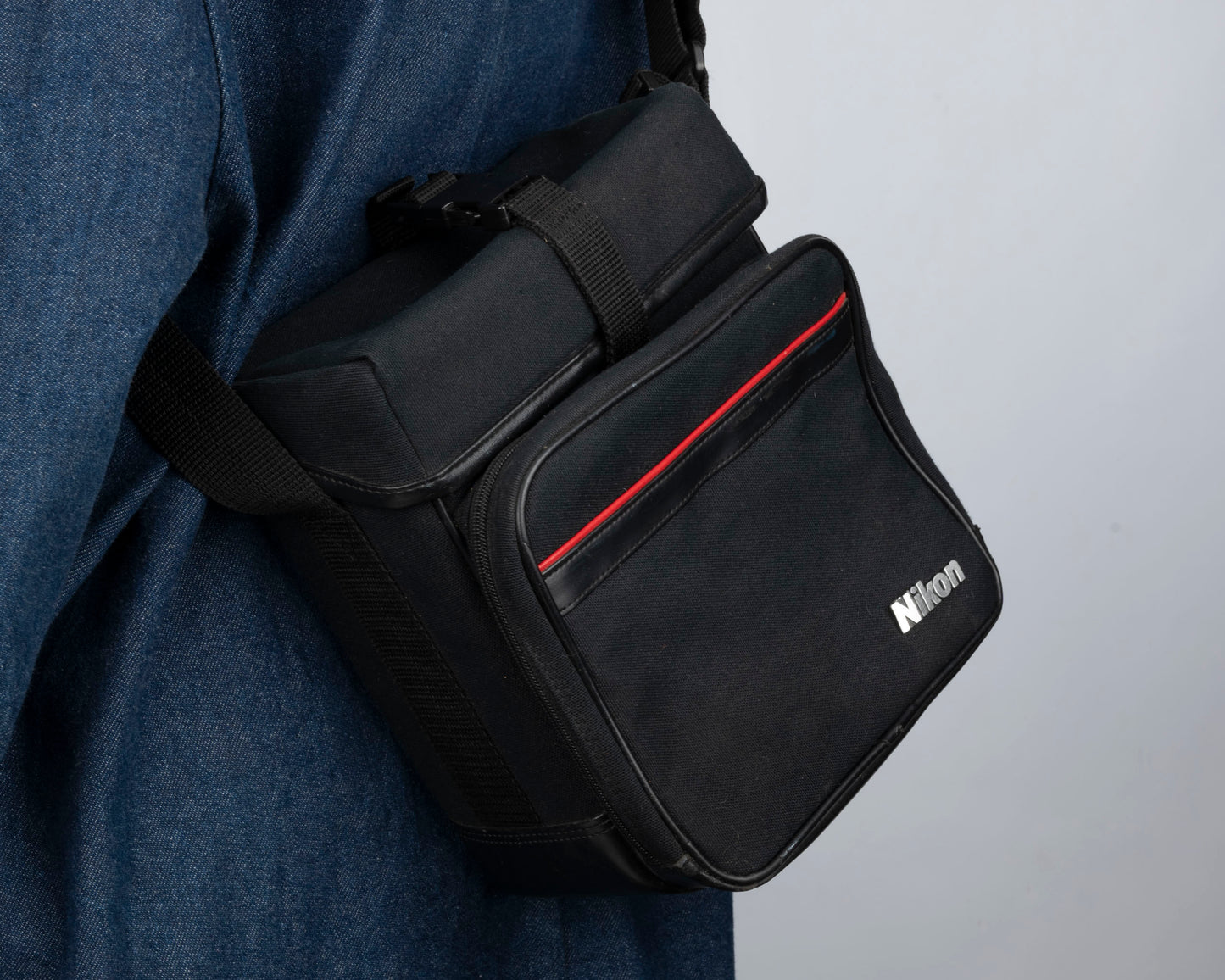Sac pour appareil photo Nikon noir de taille moyenne avec bordure rouge