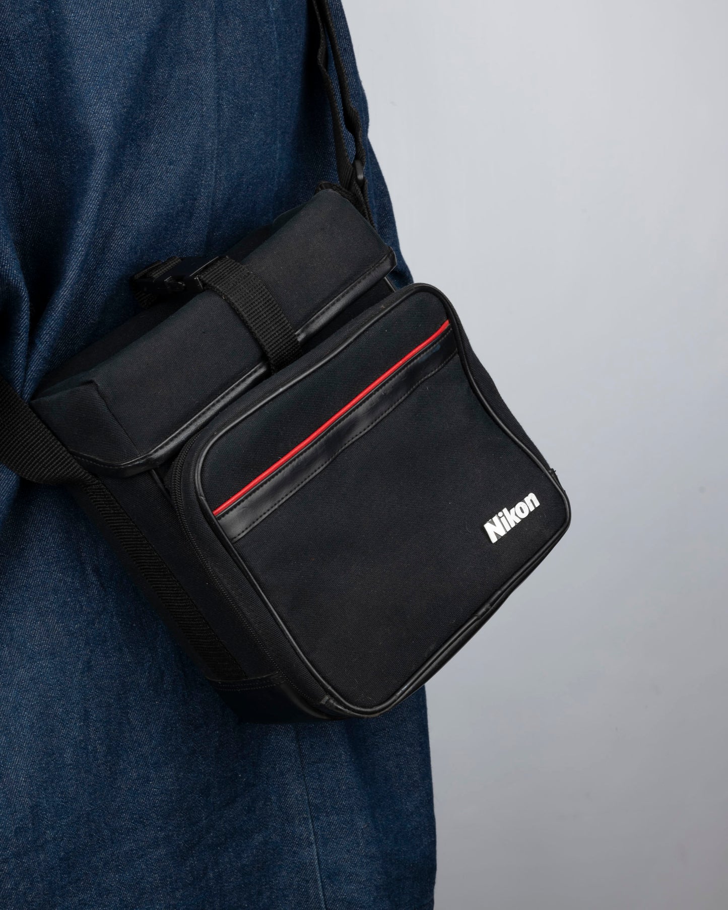 Sac pour appareil photo Nikon noir de taille moyenne avec bordure rouge