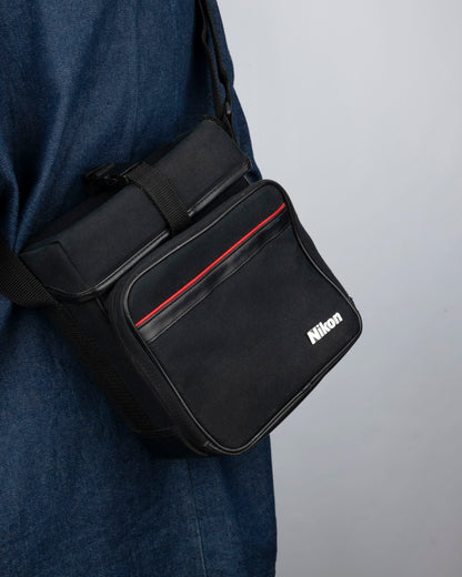 Sac pour appareil photo Nikon noir de taille moyenne avec bordure rouge