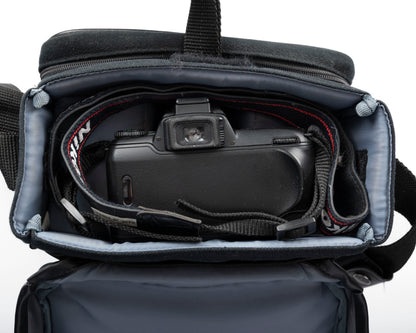 Sac pour appareil photo Nikon noir de taille moyenne avec bordure rouge