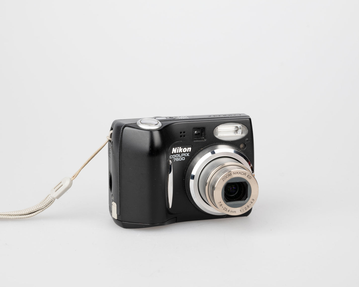 Appareil photo Nikon Coolpix 7600 capteur CCD 7MP avec chargeur de batterie + manuel en français (utilise des piles AA)