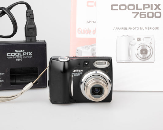 Appareil photo Nikon Coolpix 7600 capteur CCD 7MP avec chargeur de batterie + manuel en français (utilise des piles AA)