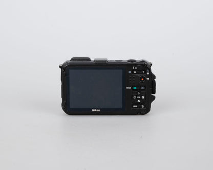 Appareil photo numérique robuste Nikon Coolpix AW100 16 MP avec carte SD de 8 Go + batterie + chargeur