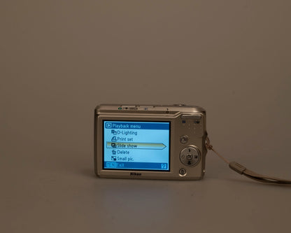 Appareil photo numérique à capteur CCD Nikon Coolpix L16 7,1 MP avec carte SD de 1 Go + boîte d'origine et accessoires (utilise des piles AA)