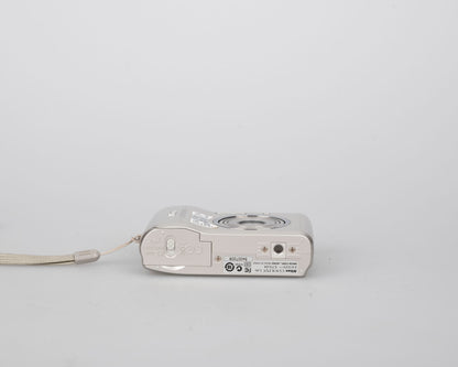 Appareil photo numérique à capteur CCD Nikon Coolpix L16 7,1 MP avec carte SD de 1 Go + boîte d'origine et accessoires (utilise des piles AA)