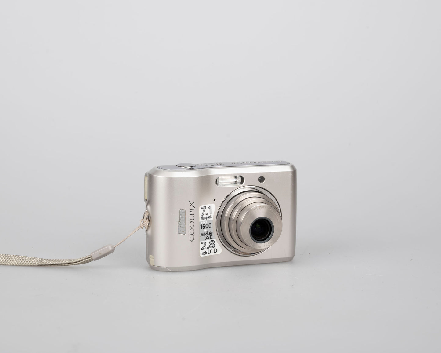 Appareil photo numérique à capteur CCD Nikon Coolpix L16 7,1 MP avec carte SD de 1 Go + boîte d'origine et accessoires (utilise des piles AA)