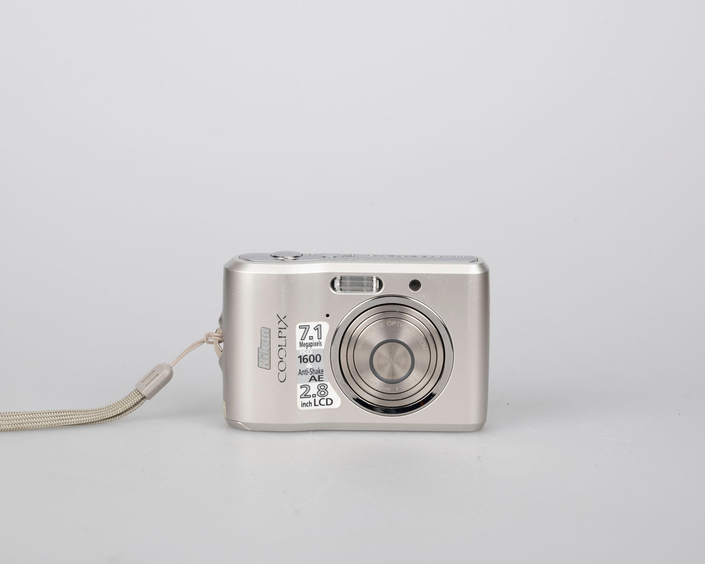 Appareil photo numérique à capteur CCD Nikon Coolpix L16 7,1 MP avec carte SD de 1 Go + boîte d'origine et accessoires (utilise des piles AA)