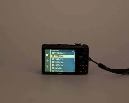 Appareil photo numérique à capteur CCD Nikon Coolpix L30 20,1 MP avec carte SD de 4 Go (utilise des piles AA)