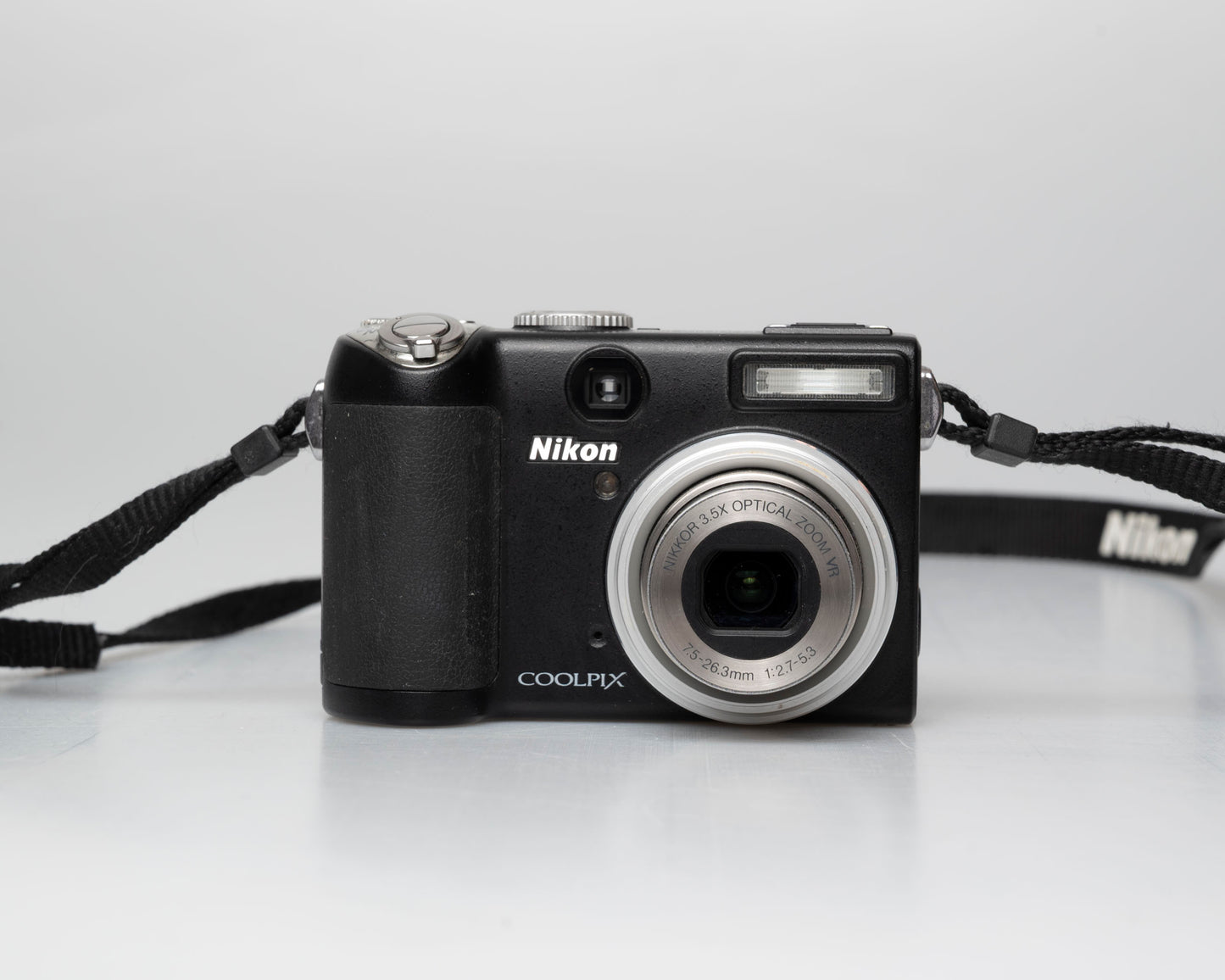 Appareil photo numérique Nikon Coolpix P5000 avec chargeur + batterie + carte de 8 Go + manuel