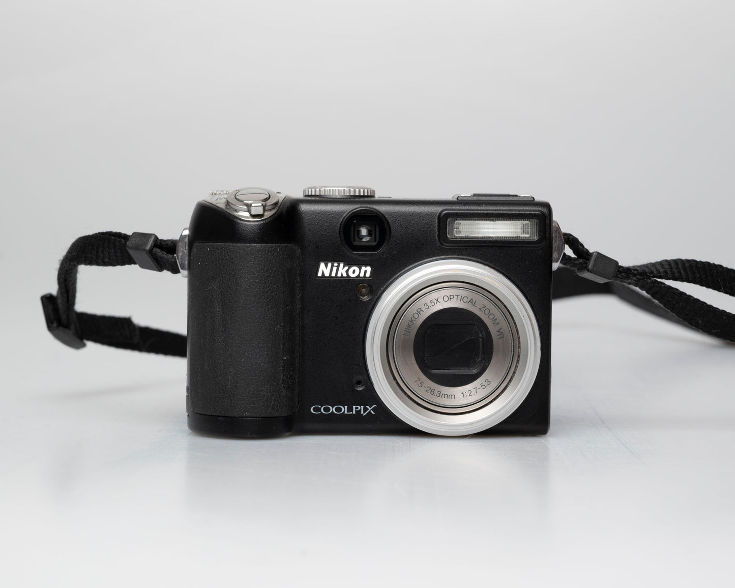 Appareil photo numérique Nikon Coolpix P5000 avec chargeur + batterie + carte de 8 Go + manuel