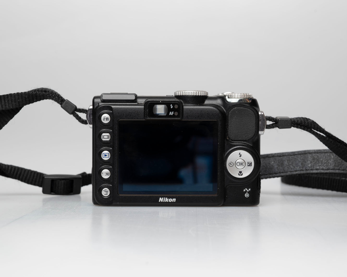 Appareil photo numérique Nikon Coolpix P5000 avec chargeur + batterie + carte de 8 Go + manuel