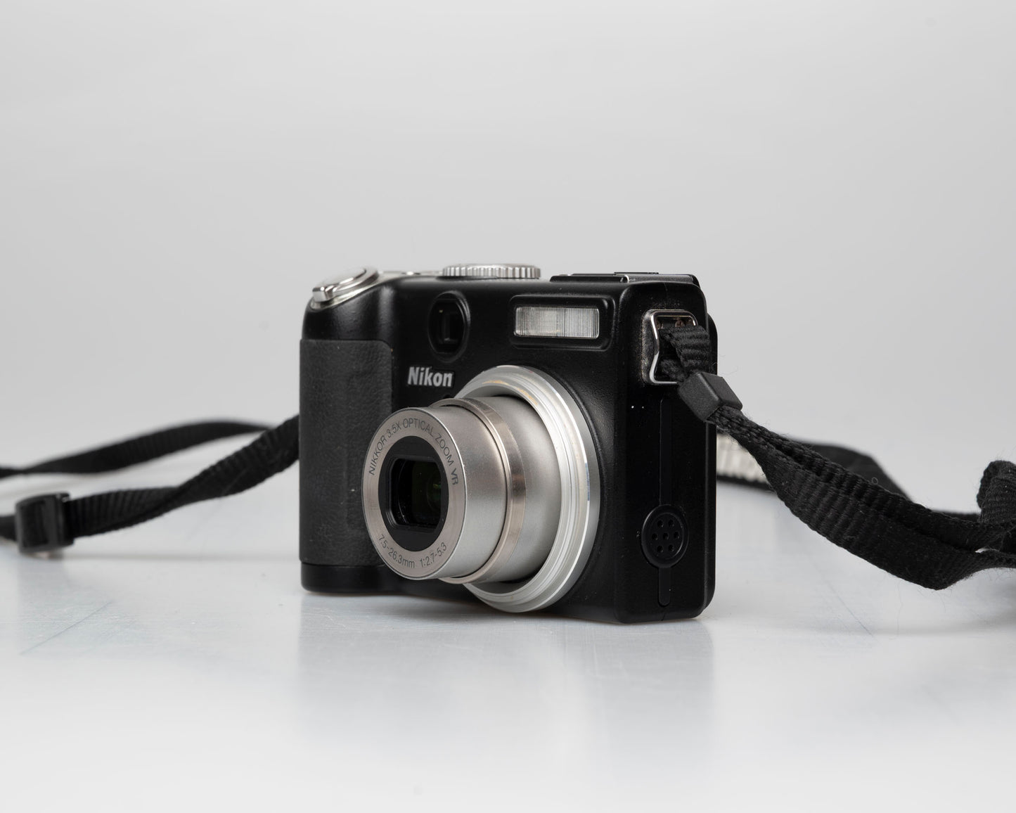Appareil photo numérique Nikon Coolpix P5000 avec chargeur + batterie + carte de 8 Go + manuel
