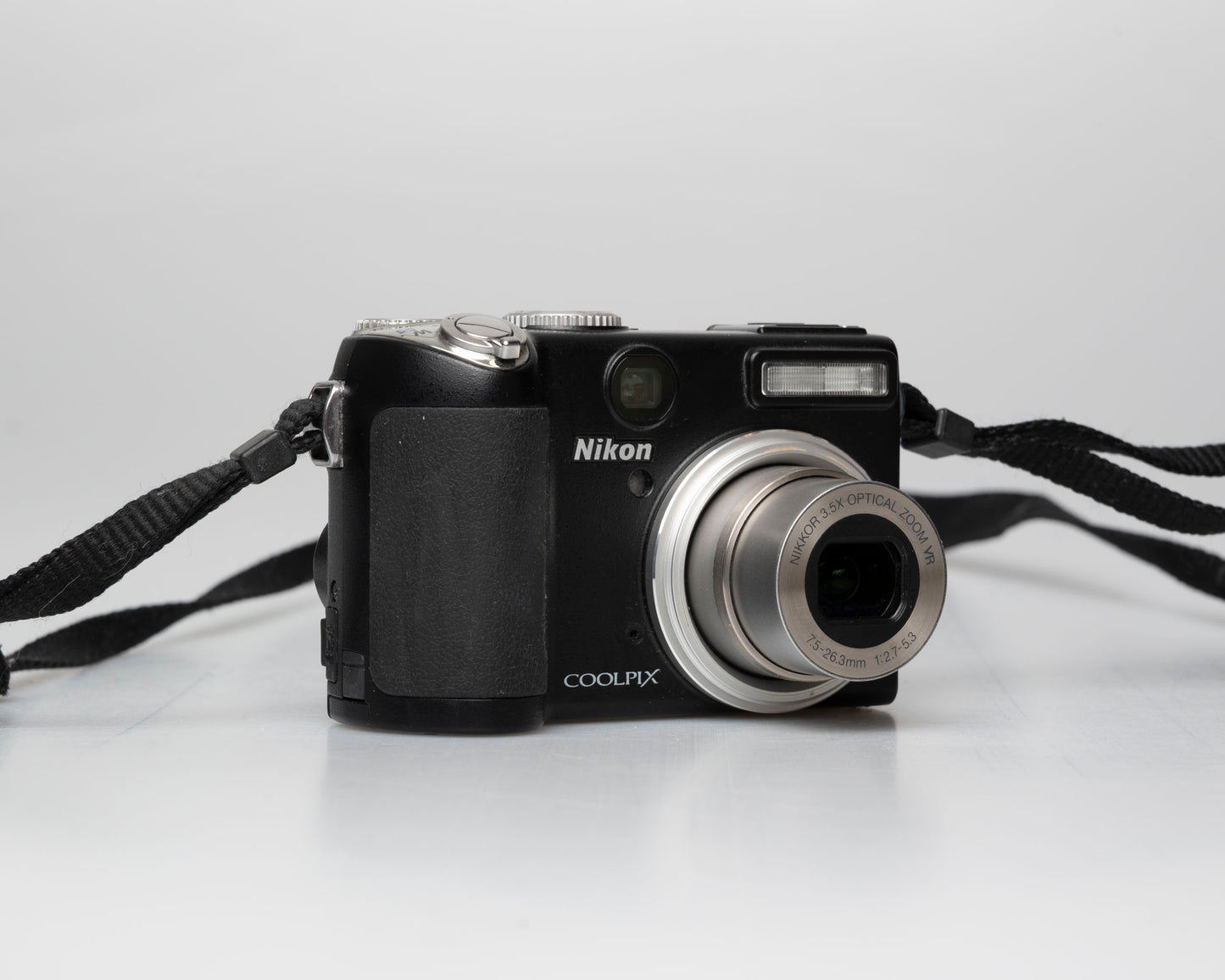 Appareil photo numérique Nikon Coolpix P5000 avec chargeur + batterie + carte de 8 Go + manuel