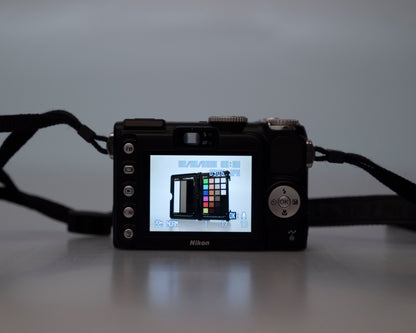 Appareil photo numérique Nikon Coolpix P5000 avec chargeur + batterie + carte de 8 Go + manuel