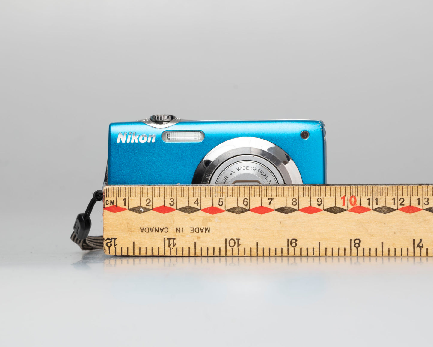 Appareil photo numérique Nikon Coolpix S3000 12MP avec carte SD 4 Go + batterie + chargeur + étui (série 52016559)