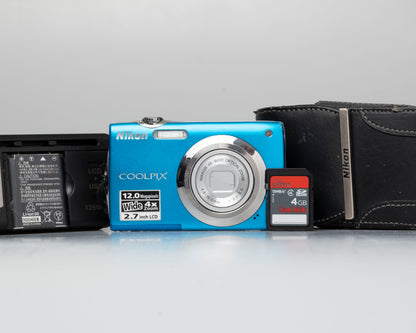 Appareil photo numérique Nikon Coolpix S3000 12MP avec carte SD 4 Go + batterie + chargeur + étui (série 52016559)