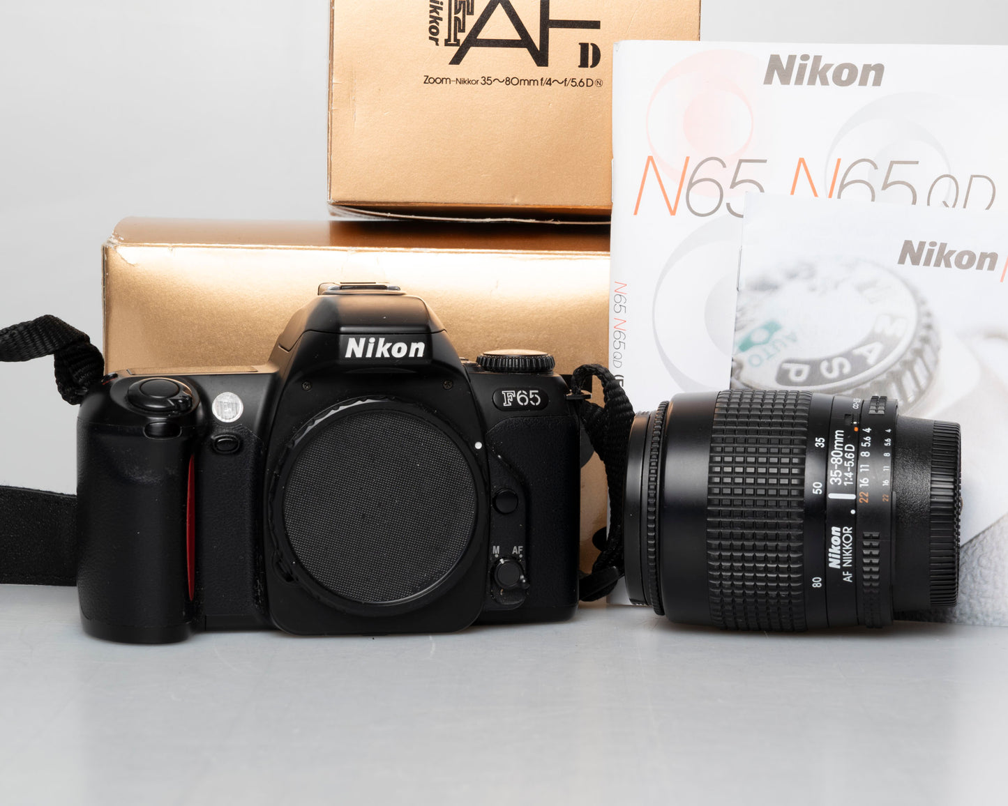 Nikon F65 reflex 35 mm avec objectif AF Nikkor 35-80 mm dans les boîtes d'origine (série 2155890)